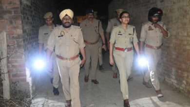 Photo of कानपुर देहात; पुलिस अधीक्षक श्रद्धा नरेन्द्र पाण्डेय द्वारा थाना अकबरपुर क्षेत्र में पैदल गश्त कर चलाया चेकिंग अभियान, दिए निर्देश 