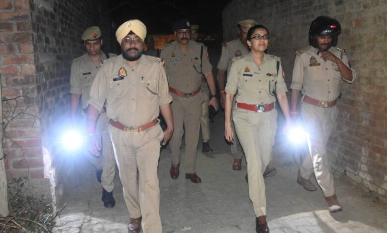 कानपुर देहात; पुलिस अधीक्षक श्रद्धा नरेन्द्र पाण्डेय द्वारा थाना अकबरपुर क्षेत्र में पैदल गश्त कर चलाया चेकिंग अभियान, दिए निर्देश 1 अकबरपुर में पुलिस का पैदल गश्त