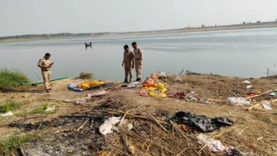 Photo of कानपुर देहात:  यमुना नदी के किनारे मिला अज्ञात महिला का शव, जलप्रवाह की आशंका