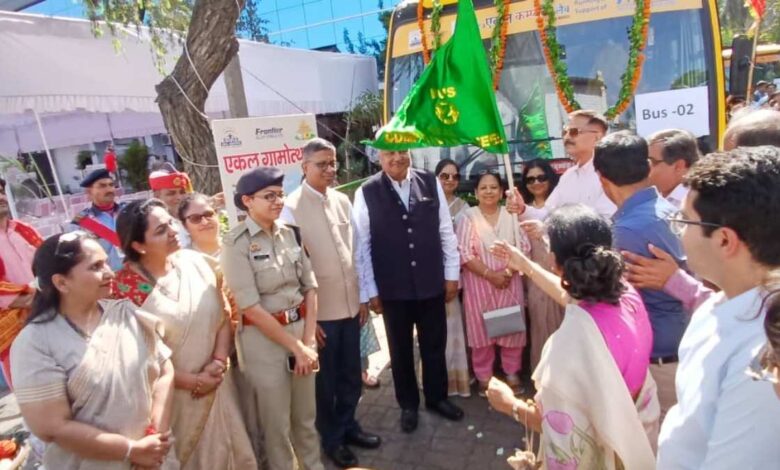 कंप्यूटर बस का लोकार्पण समारोह।