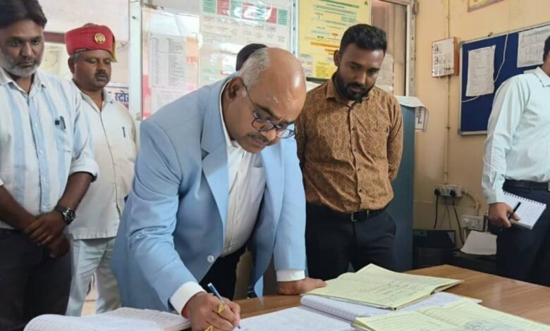 कानपुर : औचक निरीक्षण में डॉक्टर समेत पांच स्वास्थ्यकर्मी अनुपस्थित, डीएम ने दिए एक दिन का वेतन काटने के निर्देश 1 कानपुर औचक निरीक्षण में डॉक्टर समेत पांच स्वास्थ्यकर्मी अनुपस्थित
