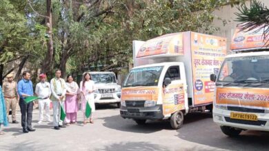 Photo of कानपुर देहात: जिलाधिकारी ने रोजगार मेले के प्रचार- प्रसार हेतु प्रचार वाहनों को हरी झंडी दिखाकर किया रवाना