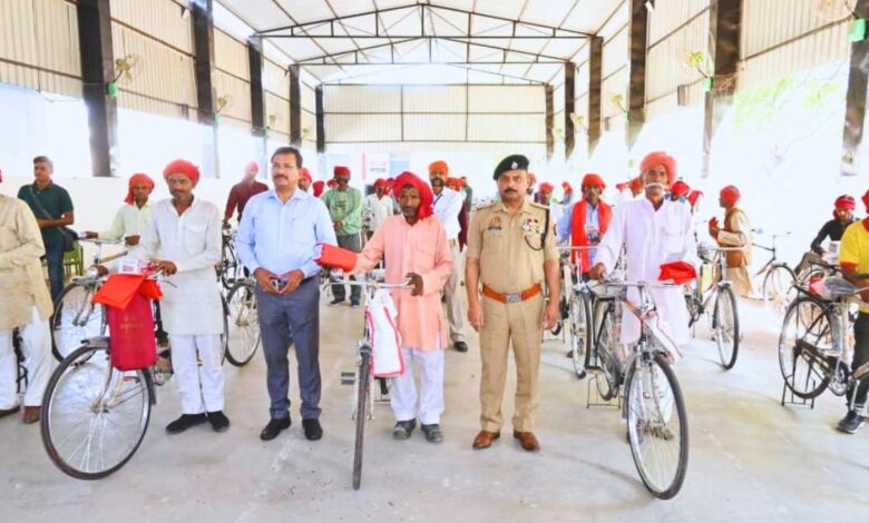 ग्रामीण रक्षकों का सम्मान और संसाधन वितरण।