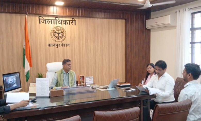 कानपुर देहात: जिलाधिकारी कपिल सिंह ने कलेक्ट्रेट में की जनसुनवाई, दिये निर्देश 1 जिलाधिकारी कानपुर देहात जनसुनवाई कार्यक्रम।