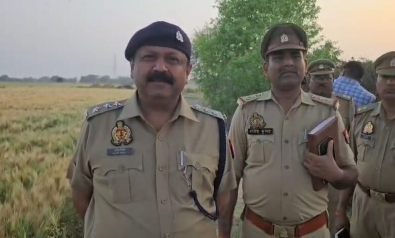 डेरापुर में खेत में मिला युवक का अधजला शव,नहीं हो सकी पहचान, ग्रामीणों में दहशत 1 डेरापुर में खेत में शव मिलने के बाद जांच करती पुलिस