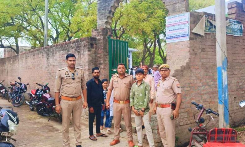 नमाज के दौरान सुरक्षा का जायजा लेती पुलिस टीम।