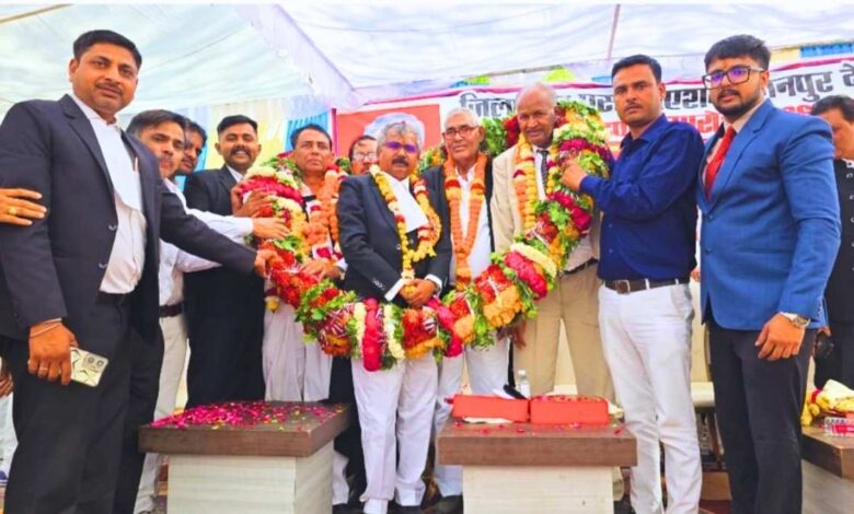 जिला बार एसोसिएशन कानपुर देहात की नवनिर्वाचित कार्यकारिणी का भव्य शपथ समारोह संपन्न 1 नवनिर्वाचित कार्यकारिणी का शपथ ग्रहण