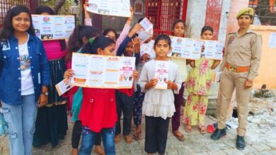 Photo of कानपुर देहात: महिला पुलिस ने UPCOP ऐप के जरिए घर बैठे पुलिस सेवाओं का लाभ उठाने के लिए किया गया प्रेरित