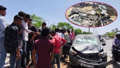 Photo of कानपुर देहात: पुखरायां में कार व बाइक की भिड़ंत में बाइक सवार दो घायल
