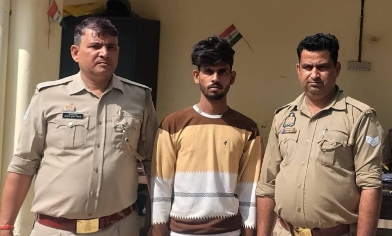 पुलिस गिरफ्त में वांछित अपराधी सूरज शुक्ला।