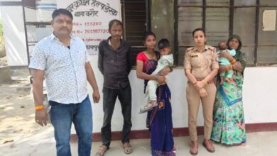 Photo of कानपुर देहात: थाना बरौर पुलिस ने पेश की मानवता की मिसाल, भटकते मासूम को परिजनों से मिलाया
