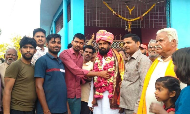 बबलू भारती का पैतृक गांव में अभिनंदन समारोह
