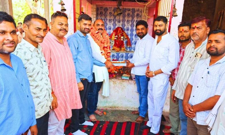 कानपुर देहात: भाजपा जिला उपाध्यक्ष बनने पर अंशू तिवारी का भव्य स्वागत अलियापुर में जश्न 1 भाजपा जिला उपाध्यक्ष अंशू तिवारी का भव्य स्वागत