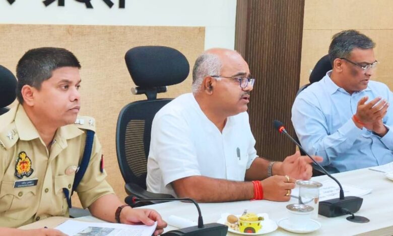कानपुर : स्कूलों के सामने सड़क पर नहीं होगी वाहनों की पार्किंग, 81 विद्यालयों की नई समय सारिणी 1 अप्रैल से लागू 1 सड़क सुरक्षा समिति बैठक कानपुर नगर 2026