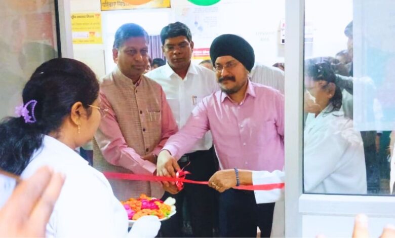 कानपुर देहात: जिलाधिकारी कपिल सिंह ने सर्वाइकल कैंसर से बचाव हेतु एच०पी०वी० वैक्सीन टीकाकरण कार्यक्रम का किया शुभारंभ 1 सर्वाइकल कैंसर जागरूकता एवं टीकाकरण अभियान