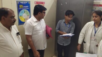 Photo of कानपुर देहात: सीएचसी पुखरायां में कायाकल्प टीम का छापा: दवा पटल पर गंदगी देख भड़के अधिकारी