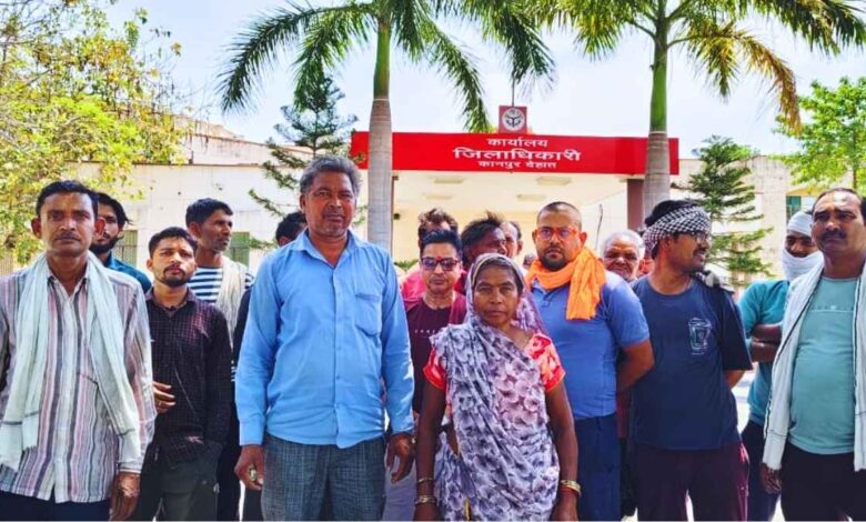 कानपुर देहात में सब्जी विक्रेताओं का फूटा गुस्सा ठेकेदार पर अवैध वसूली का आरोप 1 अवैध वसूली के खिलाफ प्रदर्शन।