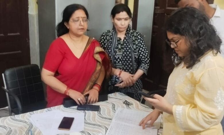 औचक निरीक्षण के दौरान उपस्थिति पंजिका की जांच