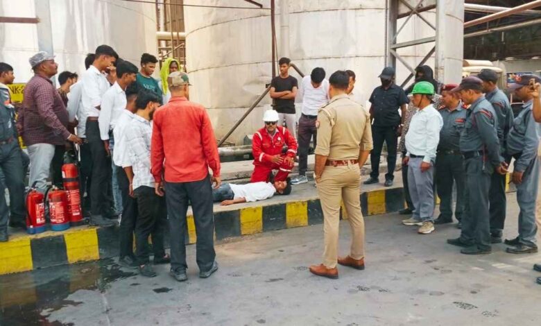 रनिया की फैक्ट्री में आग बुझाने का डैमो देते फायर कर्मी और प्रशिक्षक