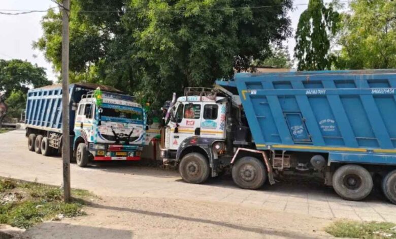 कानपुर देहात में खनन माफियाओं पर पुलिस का वज्रपात: 9 कंटेनर सीज, ओवरलोडिंग पर भारी हड़कंप 1 कानपुर देहात पुलिस द्वारा सीज किए गए अवैध खनन के कंटेनर।