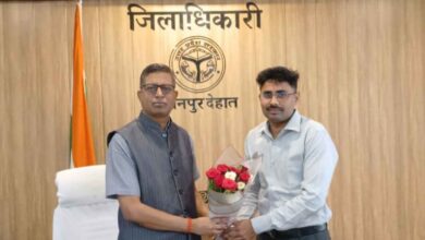 Photo of कानपुर देहात: जिलाधिकारी से लेखपाल से जेल अधीक्षक बने अविनाश मिश्रा ने शिष्टाचार भेंट कर लिया मार्गदर्शन