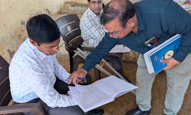 गौशाला का निरीक्षण करते सीडीओ विधान जायसवाल और मौजूद अधिकारी