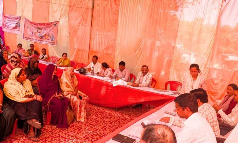 रसधान ग्राम चौपाल में ग्रामीणों की शिकायतें सुनते और बच्चों को अन्नप्राशन कराते सीडीओ
