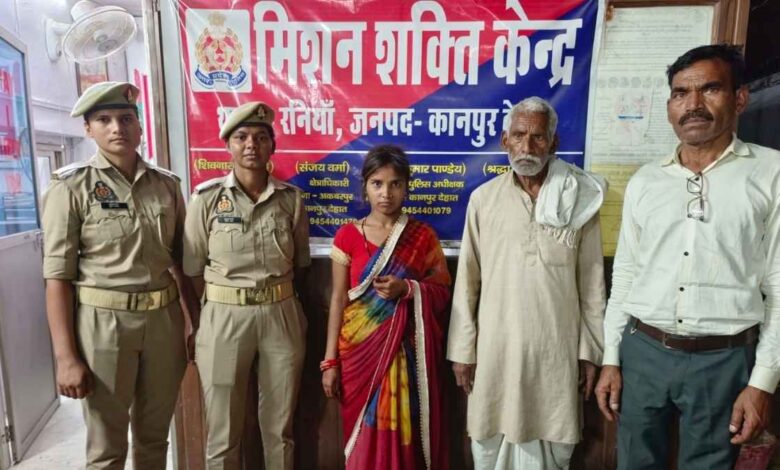 थाना रनियां पुलिस टीम महिला को उसके परिजनों को सौंपते हुए