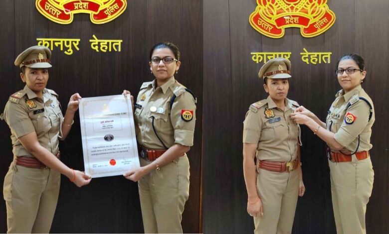 एसपी श्रद्धा नरेन्द्र पाण्डेय अमिता वर्मा को रजत पदक लगाते हुए