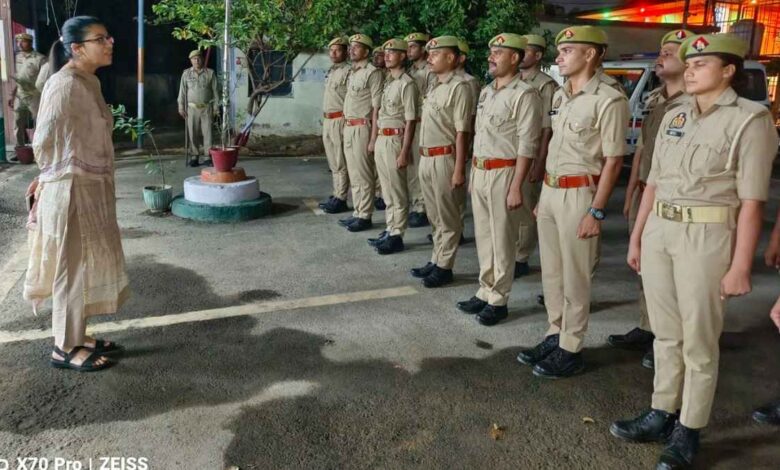 कानपुर देहात: पुलिस अधीक्षक श्रद्धा नरेन्द्र पाण्डेय ने नवागंतुक आरक्षियों को सिखाया पुलिसिंग का पाठ, थानों में जाकर परखी कार्यप्रणाली 1 कानपुर देहात पुलिस नए आरक्षियों को जानकारी देते