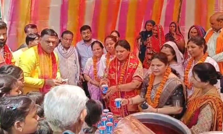 भाजपा जिला अध्यक्ष रेणुका सचान अकबरपुर में शरबत वितरण कार्यक्रम के दौरान उपस्थित कार्यकर्ताओं के साथ।