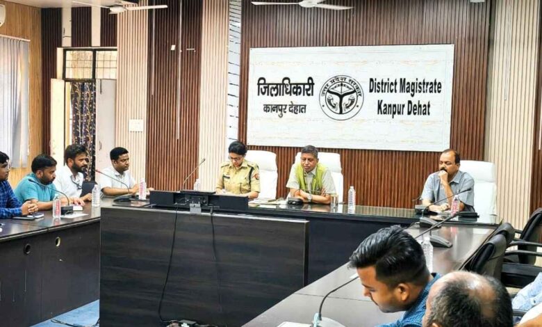 कानपुर देहात जिलाधिकारी और पुलिस अधीक्षक अधिकारियों के साथ बैठक करते हुए।