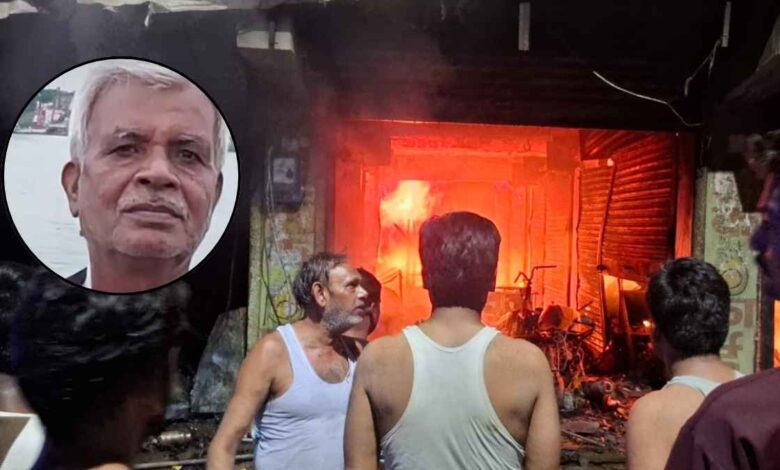 घाटमपुर में जलती हुई दुकानें और आग बुझाते दमकल कर्मी।