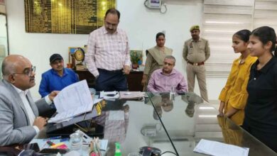 Photo of kanpur news : मोतियों सी लिखावट ने दिलाया समाधान, आवेदन देख ठिठक गए डीएम