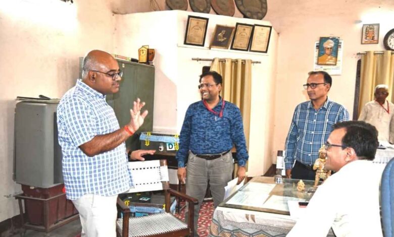 जिलाधिकारी का परीक्षा केंद्र दौरा।