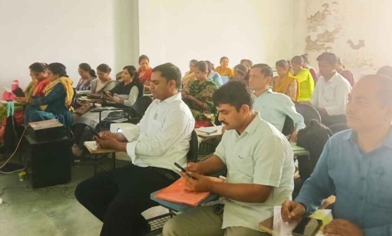 : प्रभात इंजीनियरिंग कॉलेज में जनगणना प्रशिक्षण लेते शिक्षक और अधिकारी
