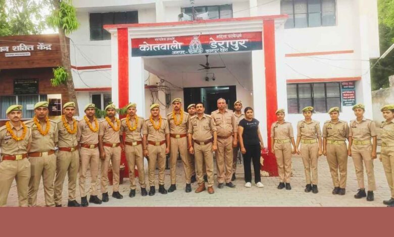 खाकी को मिले 28 नए जांबाज: डेरापुर थाने में गूंजी तालियां, फूल-मालाओं से हुआ नए सिपाहियों का जोरदार स्वागत। 1 डेरापुर थाने में नए पुलिस आरक्षियों का स्वागत करते थाना प्रभारी