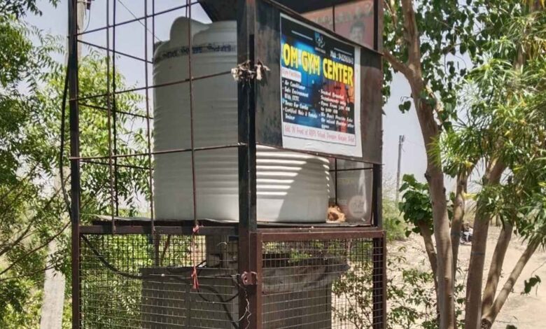 डेरापुर कस्बे में धूल फांकता खराब वाटर फ्रीजर