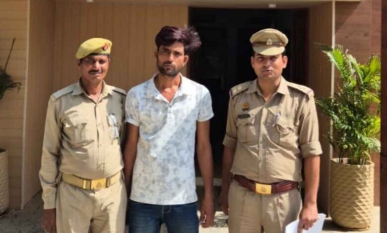 अकबरपुर पुलिस की बड़ी कार्यवाही: फायरिंग कर दहशत फैलाने वाला शातिर अभियुक्त गिरफ्तार 1 पुलिस अभिरक्षा में खड़ा अभियुक्त आलोक यादव और कार्यवाही करती अकबरपुर पुलिस टीम