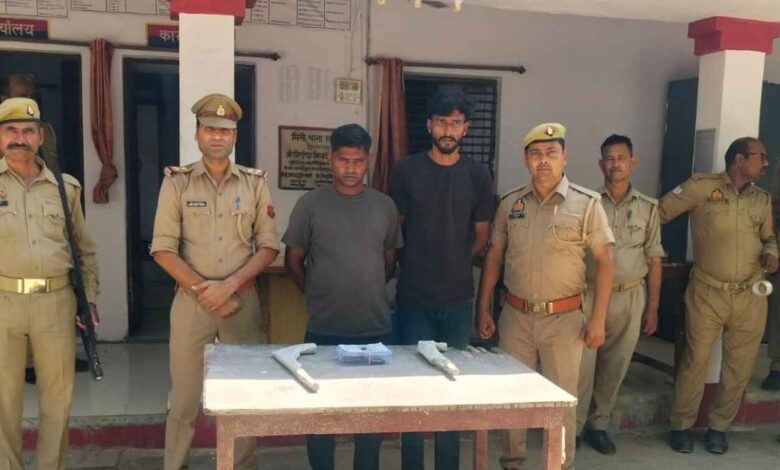 पुलिस अभिरक्षा में खड़े दो अभियुक्त और बरामद पिकअप व अवैध तमंचा