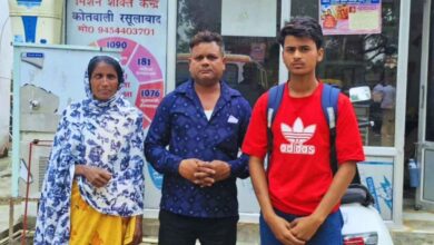 कानपुर देहात: अपनों से बिछड़ी विक्षिप्त महिला के लिए 'देवदूत' बनी मिशन शक्ति टीम 2 Photo of कानपुर देहात: अपनों से बिछड़ी विक्षिप्त महिला के लिए ‘देवदूत’ बनी मिशन शक्ति टीम