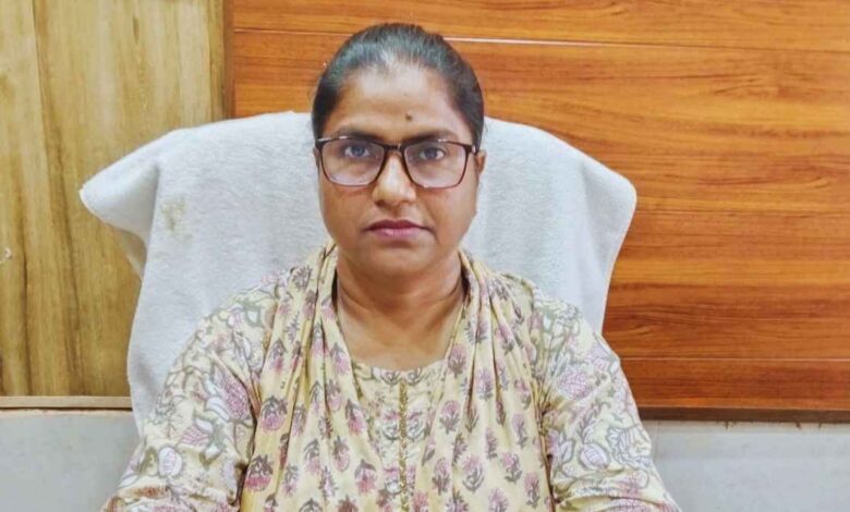 नई जिम्मेदारी: संजू सिंह बनी डेरापुर के नए बीडीओ 1 डेरापुर ब्लॉक कार्यालय में कार्यभार ग्रहण करते बीडीओ संजू सिंह