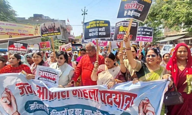 हिंदी भवन में दीप प्रज्वलित करते संजय निषाद, रेणुका सचान और प्रतिभा शुक्ला।