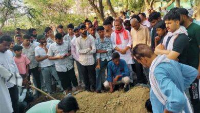Photo of कानपुर देहात: दुख की घड़ी में परिजनों के बीच पहुंचे पूर्व प्रत्याशी मनु सिंह शोक संतप्त परिवारों को बंधाया ढांढस