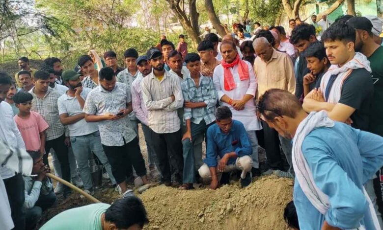 कानपुर देहात: दुख की घड़ी में परिजनों के बीच पहुंचे पूर्व प्रत्याशी मनु सिंह शोक संतप्त परिवारों को बंधाया ढांढस 1 सपा नेता नरेंद्र पाल सिंह मनु शोक संवेदना व्यक्त करते हुए