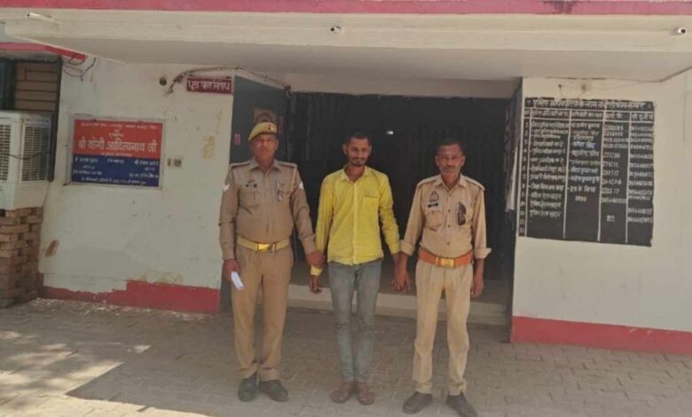 मंगलपुर पुलिस आरोपी को दबोचे हुए