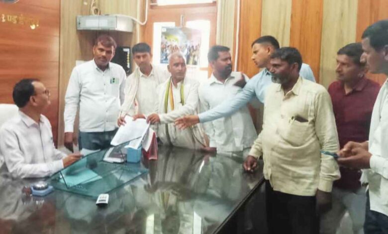 डेरापुर ब्लॉक परिसर में बीडीओ को ज्ञापन सौंपते आक्रोशित मनरेगा कर्मचारी