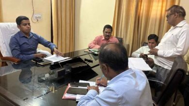 Photo of सीडीओ का छापा: कानपुर देहात के मलासा ब्लॉक में मिली भारी कमियां, 03 कर्मचारियों का वेतन रोका