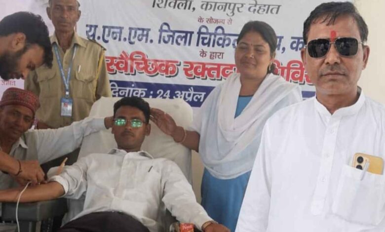 कानपुर देहात में संत निरंकारी मिशन के रक्तदान शिविर में रक्त दान करते सेवादार