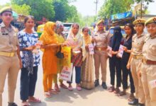 Photo of अब बेटियाँ नहीं रहेंगी मौन: कानपुर देहात पुलिस ने बाजारों में सिखाया सुरक्षा का ‘शक्ति मंत्र’।